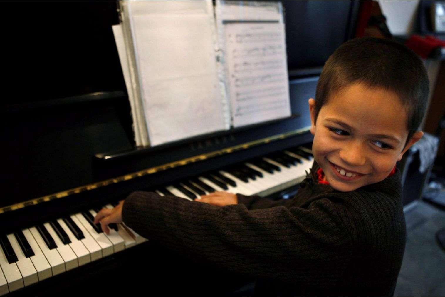 ילד מנגן בפסנתר